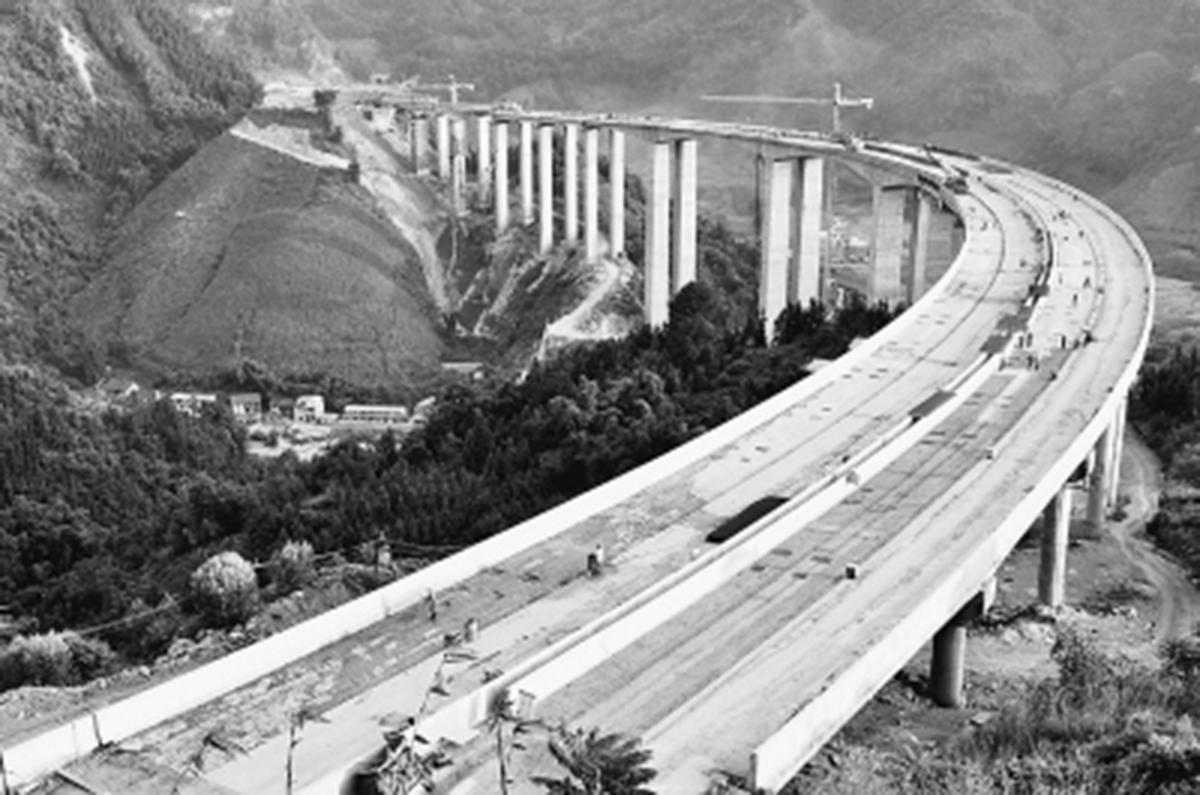 　　俯瞰建設(shè)中的拉會(huì)高架大橋，“C”字形蔚為壯觀。.jpg